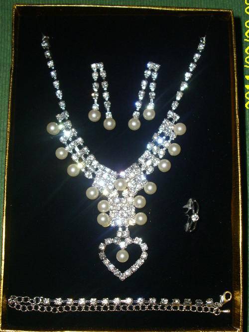 HIGH FASHION 5 PIECE NECKLACE SET WITH RING,EARRINGS AND BRACELET